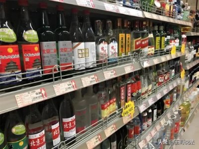 太离谱了!白酒标价仅32元,大爷竟被刷走3200元,法院判了!