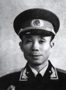 1966年周恩来开会时,看倒水女孩面熟,询问身边人:这孩子叫什么