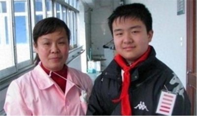 当年名噪一时的“五道杠少年”和“不屑弟”,长大后都怎么样了?