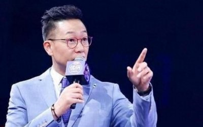 现在是吃播的林海,曾是央视主持人,节目中怒摔耳机,妻子是何婕