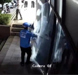广东惠州外卖小哥送餐遇玻璃门破碎,商家索赔引争议,责任在谁