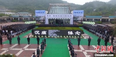 浙江两警员为群众挡枪中弹牺牲 各界人士冒雨悼念