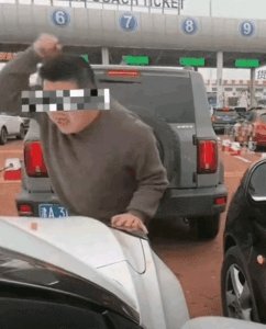 大反转:加塞事件真相曝光!心机老太被全网怒喊道歉 涨粉40万