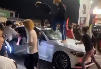 数十人疯狂打砸宝马后续!警方介入,已抓获23人,现场画面曝光