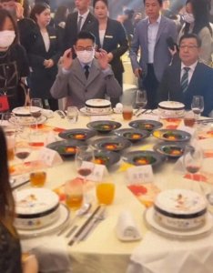 厦门金鸡奖,刘德华饭桌上一直戴着口罩,网友是怕被人认出来吗