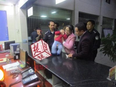 女服务员抱走客人男婴 自称捡到一个小孩报警求助