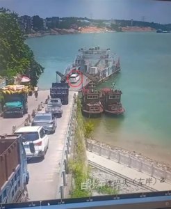 ​广西一面包车冲出渡船坠江，救援人员：两人不幸遇难