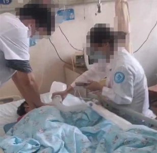 ​护士抢救幼童时玩手机？官方回应：在联系医生协助抢救