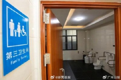 ​小伙吐槽小便时女保洁突然闯入太尴尬，无性别公厕引发公众关注